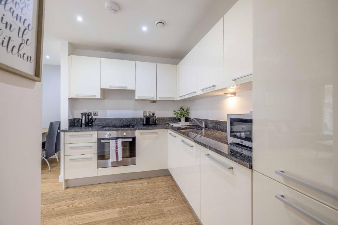 2 Bed At Slough Station & Parking - London In 20 Mins Apartment Ngoại thất bức ảnh