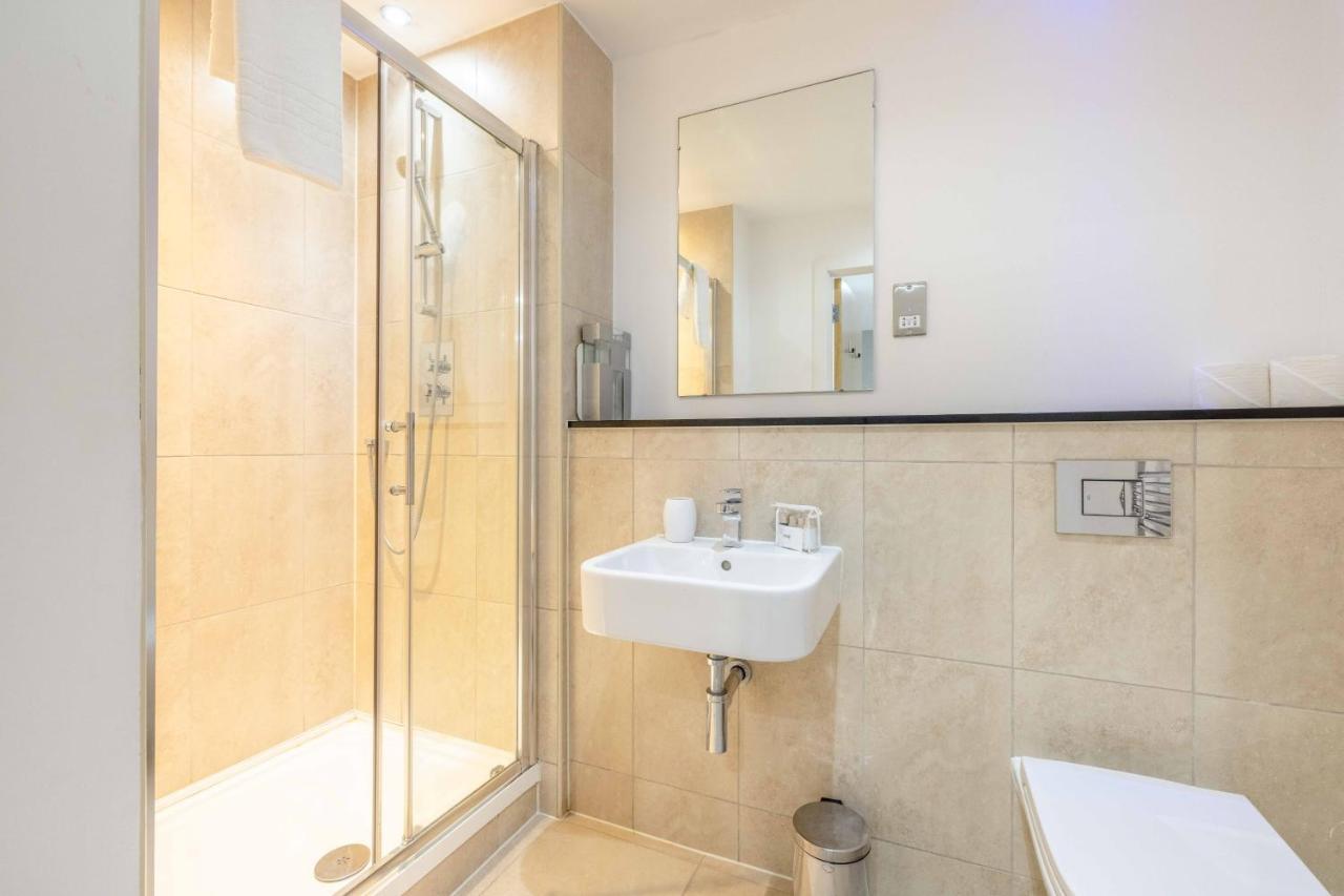 2 Bed At Slough Station & Parking - London In 20 Mins Apartment Ngoại thất bức ảnh
