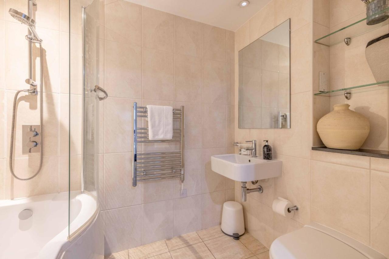 2 Bed At Slough Station & Parking - London In 20 Mins Apartment Ngoại thất bức ảnh