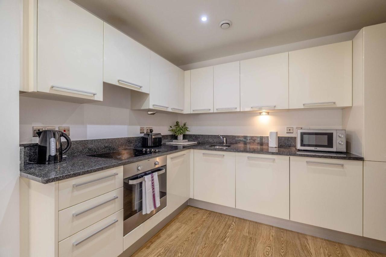 2 Bed At Slough Station & Parking - London In 20 Mins Apartment Ngoại thất bức ảnh
