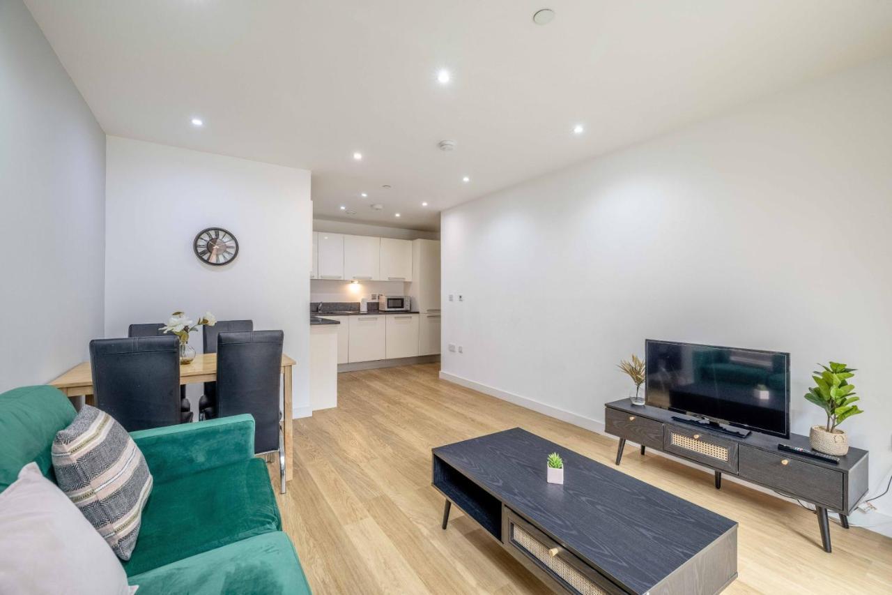 2 Bed At Slough Station & Parking - London In 20 Mins Apartment Ngoại thất bức ảnh