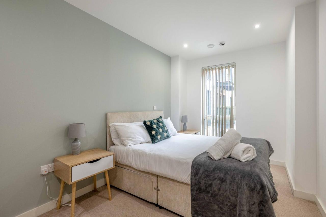 2 Bed At Slough Station & Parking - London In 20 Mins Apartment Ngoại thất bức ảnh