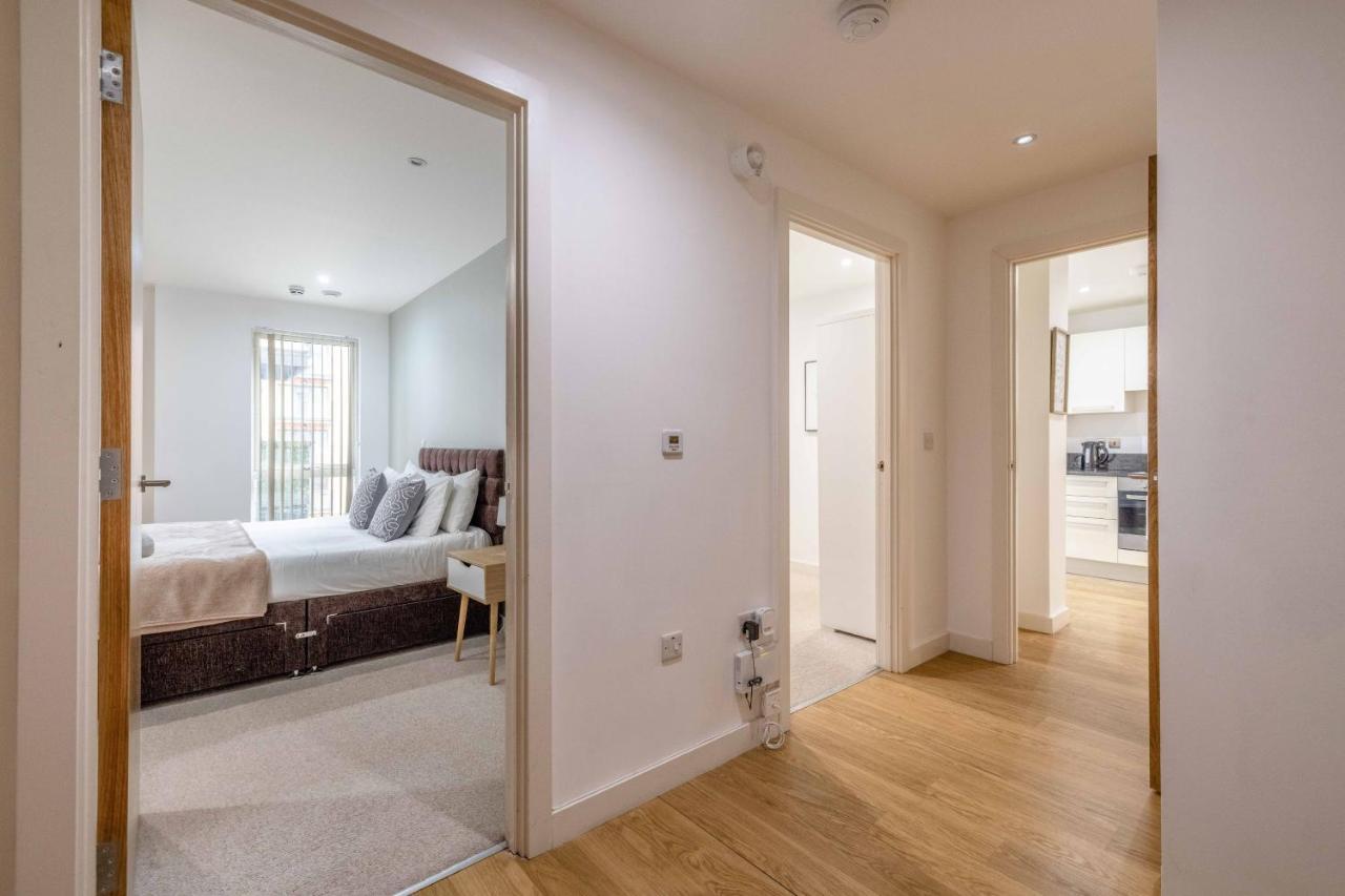 2 Bed At Slough Station & Parking - London In 20 Mins Apartment Ngoại thất bức ảnh