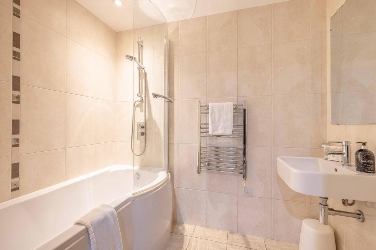 2 Bed At Slough Station & Parking - London In 20 Mins Apartment Ngoại thất bức ảnh